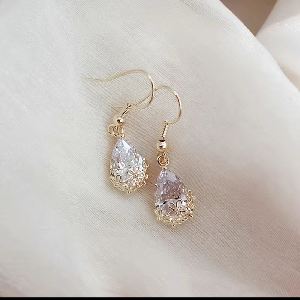 Gorgeous Flower-Wrapped Water Drop Earrings